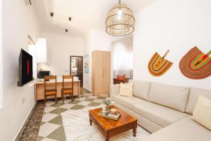 una sala de estar con un sofá y una mesa en Bait Al Bagh Zanzibar Stone Town by Liv Zanzibar, en Ngambo