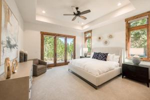 una camera da letto con un letto e un divano di Rising Sun Retreat at Schaffer's Mill by Tahoe Getaways - Luxury Pet Friendly w Air Conditioning a Ponderosa Fairway Estates