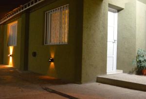 ein leeres Haus mit einem Fenster und einer Tür in der Unterkunft PH Céntrico Sol in Cordoba