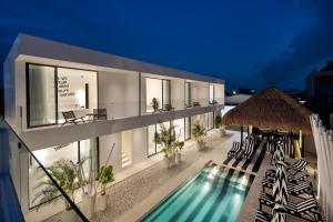 Hồ bơi trong/gần The Den Canggu