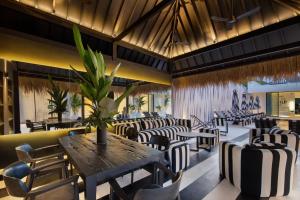 Khu vực ghế ngồi tại The Den Canggu