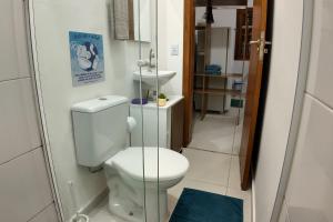 a bathroom with a toilet and a sink at Balangan Flats in Ubatuba