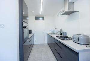 Кухня или мини-кухня в Apartment - Sleeps 6 - Parking - WiFi
 +5 фотографий