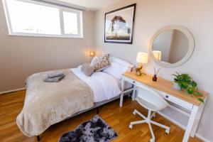 Кровать или кровати в номере Apartment - Sleeps 6 - Parking - WiFi