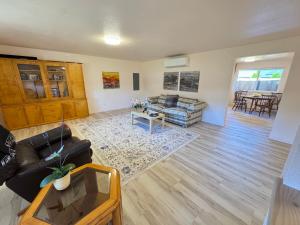 フォークスにあるComfy Stay near Olympic National Parkのソファとテーブルのあるリビングルーム