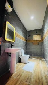 een badkamer met een tv en een tafel en een toilet bij D-Lezzubra Luxury Apartments in Gwarinpa