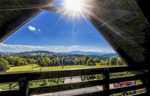 LalikiにあるAmazing Home In Lalikiの山の景色を望む窓 +17枚の写真