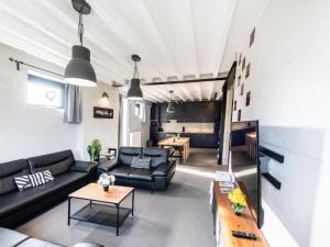 un salon avec un canapé et une table dans l'établissement Holiday home with garden and roofed terrace, à Heers