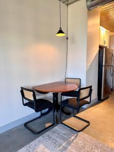 Η κουζίνα ή μικρή κουζίνα στο Sunny Double Queen 1BR Apartment Walking Distance to Fiserv