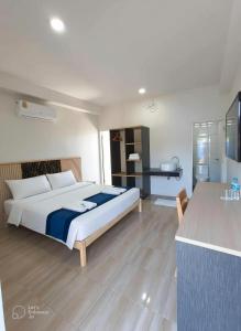 Katil atau katil-katil dalam bilik di Ko Lanta Hotels and Working Space