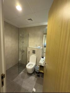 阿布扎比Luxury apartment Raha的浴室配有马桶和玻璃淋浴房