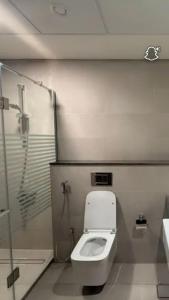 阿布扎比Luxury apartment Raha的带马桶和淋浴的浴室