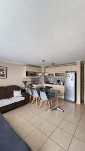 una cucina e un soggiorno con un divano e un tavolo di Departamento en Laguna Vista ad Algarrobo