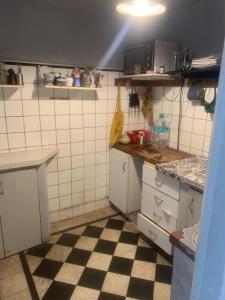 a kitchen with a black and white checkered floor at Amplia y bonita habitacion en ph compartido en Recoleta in Buenos Aires