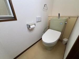 a small bathroom with a toilet in a room at Shibuya Ward Tokyo Private for 10 people with Piano room 貸切10名様 ピアノと防音室 新宿駅から4分の幡ヶ谷駅徒歩11分 渋谷駅直通バス停徒歩1分 in Tokyo +61 photos