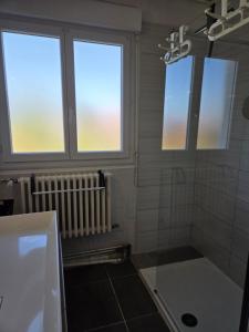 Koupelna v ubytování Maison familiale - ménage, serviettes, draps inclus + 9 fotografií