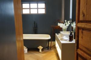 a bathroom with a bath tub and a sink at Por los Siglos de los Siglos Hotel in Huamantla +35 photos