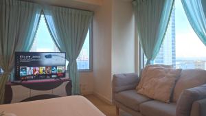 Un televizor și/sau centru de divertisment la 8 Adriatico Manila Condotel Sea View Corner Unit Near St Lukes Clinic