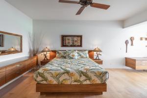 Un dormitorio con una cama y un ventilador de techo. en 1BR Mauna Lani Point lovely mountain views, en Waikoloa 33 fotos más