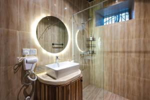 un baño con lavabo y espejo en Bait Al Bagh Zanzibar Stone Town by Liv Zanzibar, en Ngambo 97 fotos más