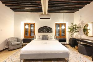 Un dormitorio con una cama grande y un escritorio. en Bait Al Bagh Zanzibar Stone Town by Liv Zanzibar, en Ngambo