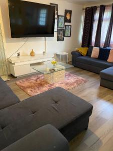 Χώρος καθιστικού στο Purley Cottage - 3 Bed House with FREE Parking