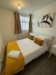 Ένα ή περισσότερα κρεβάτια σε δωμάτιο στο Purley Cottage - 3 Bed House with FREE Parking