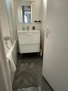 Ένα μπάνιο στο Purley Cottage - 3 Bed House with FREE Parking