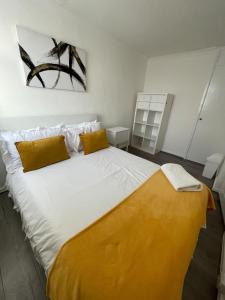 Ένα ή περισσότερα κρεβάτια σε δωμάτιο στο Purley Cottage - 3 Bed House with FREE Parking +25 φωτογραφίες