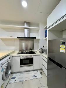 Η κουζίνα ή μικρή κουζίνα στο SUTERA AVENUE T2 2BEDROOM by GC near imago kk