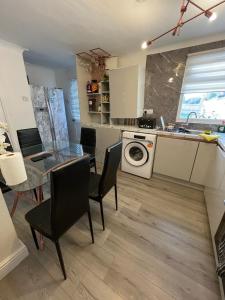 Η κουζίνα ή μικρή κουζίνα στο Purley Cottage - 3 Bed House with FREE Parking