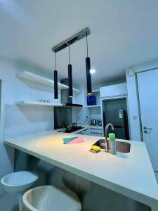 Η κουζίνα ή μικρή κουζίνα στο SUTERA AVENUE T2 2BEDROOM by GC near imago kk