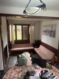 una sala de estar con dos camas y un sofá en Very spacious house, a few blocks from the beach, en La Paloma