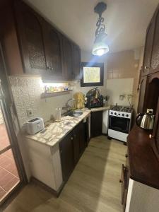 una cocina con fregadero y estufa en Very spacious house, a few blocks from the beach, en La Paloma