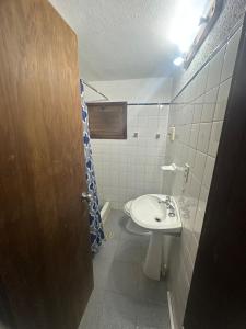 un baño con lavabo e inodoro en Very spacious house, a few blocks from the beach, en La Paloma 12 fotos más