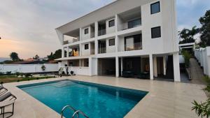 Außenansicht eines Hauses mit Swimmingpool in der Unterkunft Akira Hotel in Kigali