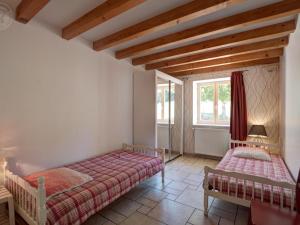 Postel nebo postele na pokoji v ubytování Gîte spacieux avec 6 chambres, cheminée et terrain de pétanque en pleine campagne - FR-1-496-65