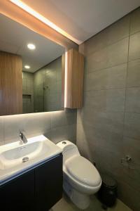 a bathroom with a white toilet and a sink at Loft Panorámico con estilo, Coworking-Gym, Usaquén in Bogotá