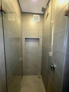a bathroom with a shower with a glass door at Loft Panorámico con estilo, Coworking-Gym, Usaquén in Bogotá +24 photos