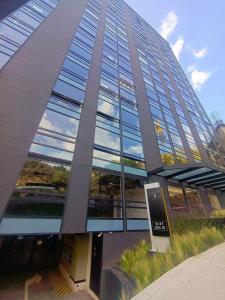 a tall building with a lot of glass windows at Loft Panorámico con estilo, Coworking-Gym, Usaquén in Bogotá