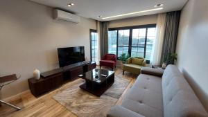 Μια τηλεόραση ή/και κέντρο ψυχαγωγίας στο Mirage Taiaa Hotel Apartments