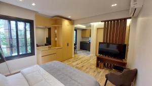 Μια τηλεόραση ή/και κέντρο ψυχαγωγίας στο Mirage Taiaa Hotel Apartments