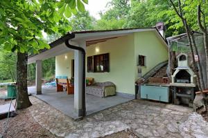 Casa pequeña con patio y chimenea en Family friendly house with a swimming pool Dolenja Vas, Central Istria - Sredisnja Istra - 24528, en Dolenja Vas