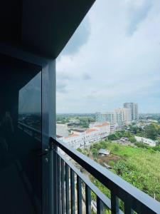 MandurriaoにあるModern Studio Hideaway Near City Spotsの街の景色を望むバルコニー