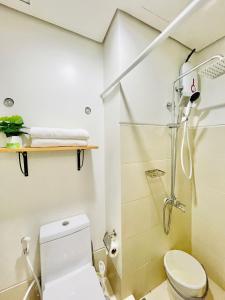 MandurriaoにあるModern Studio Hideaway Near City Spotsのシャワーとトイレ付きのバスルーム +6枚の写真