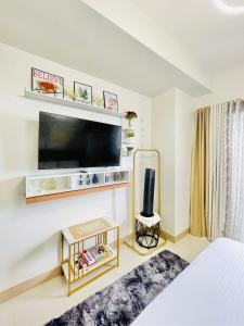 MandurriaoにあるModern Studio Hideaway Near City Spotsのベッドと薄型テレビのある寝室