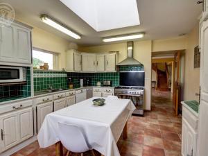 Galeriebild der Unterkunft Gîtes de Charme avec Piscine Privative et Jacuzzi à Chalain-le-Comtal - FR-1-496-374 in Chalain-le-Comtal + 17 Fotos