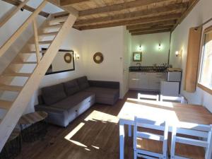 CombouにあるGîte chaleureux près de la Dordogne - FR-1-616-499のソファと階段のあるリビングルーム
