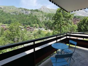 une table et des chaises sur un balcon avec vue dans l'établissement Studio cosy 4/5 pers, pied des pistes, balcon exposé ouest - FR-1-458-253, au Chinaillon