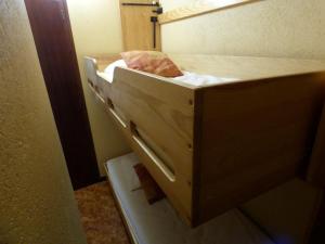 un lit superposé en bois dans une chambre avec dans l'établissement Studio cosy 4/5 pers, pied des pistes, balcon exposé ouest - FR-1-458-253, au Chinaillon